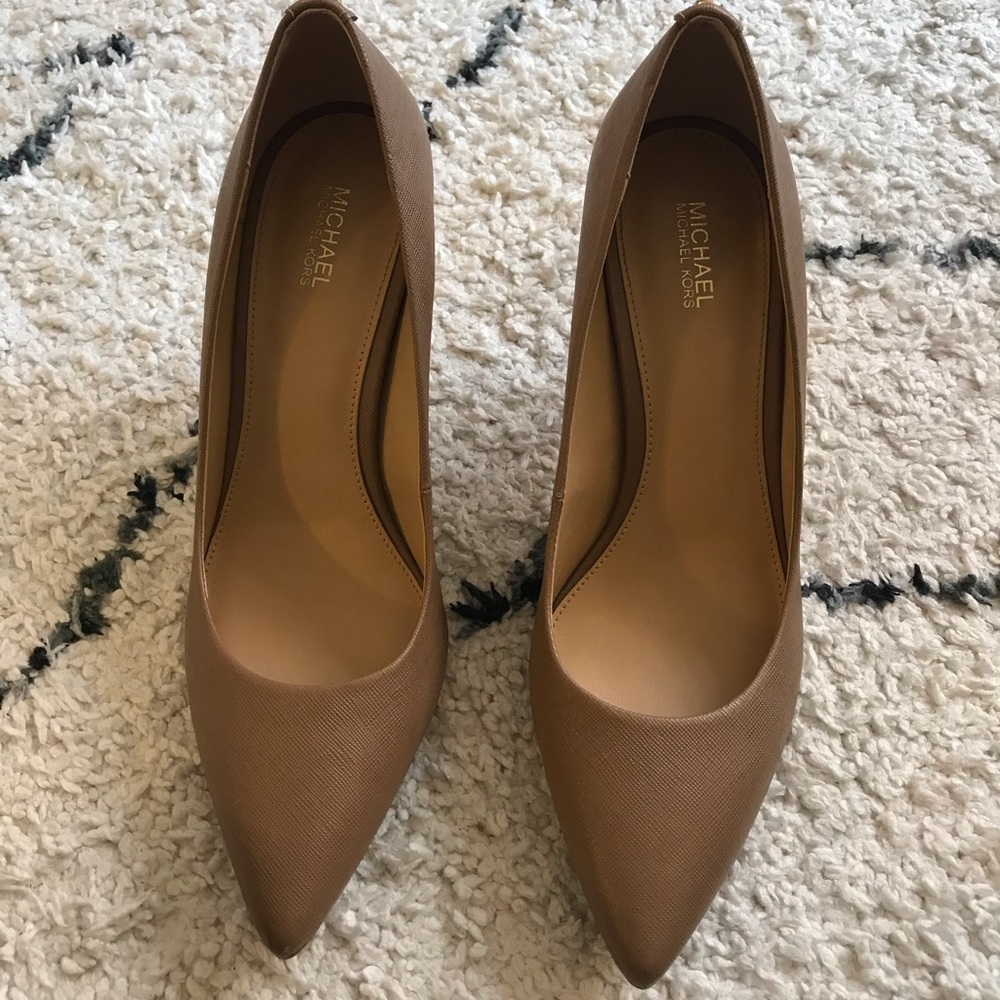 Michael Kors nude pump
